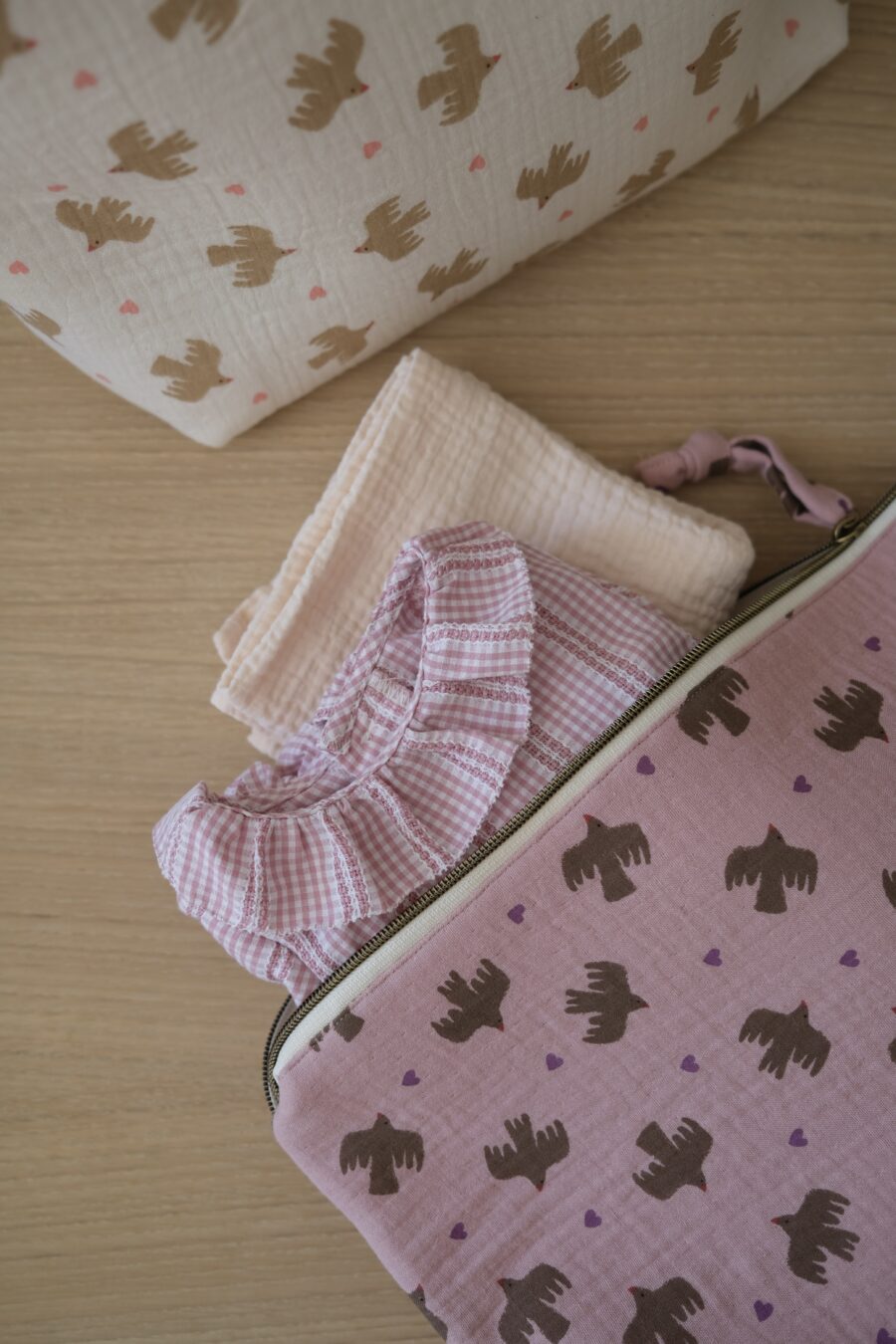Windel- & Kosmetiktasche Birdie rose – Bild 4